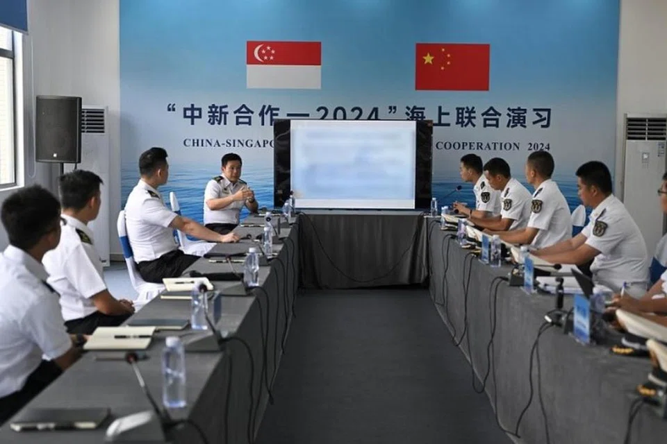 கடல்சார் பாதுகாப்பை மேம்படுத்த, சிங்கப்பூர் கடற்படை, சீனாவின் மக்கள் விடுதலை ராணுவக் கடற்படை அதிகாரிகள் சிறந்த நடைமுறைகளைப் பகிர்ந்துகொள்கின்றனர். 