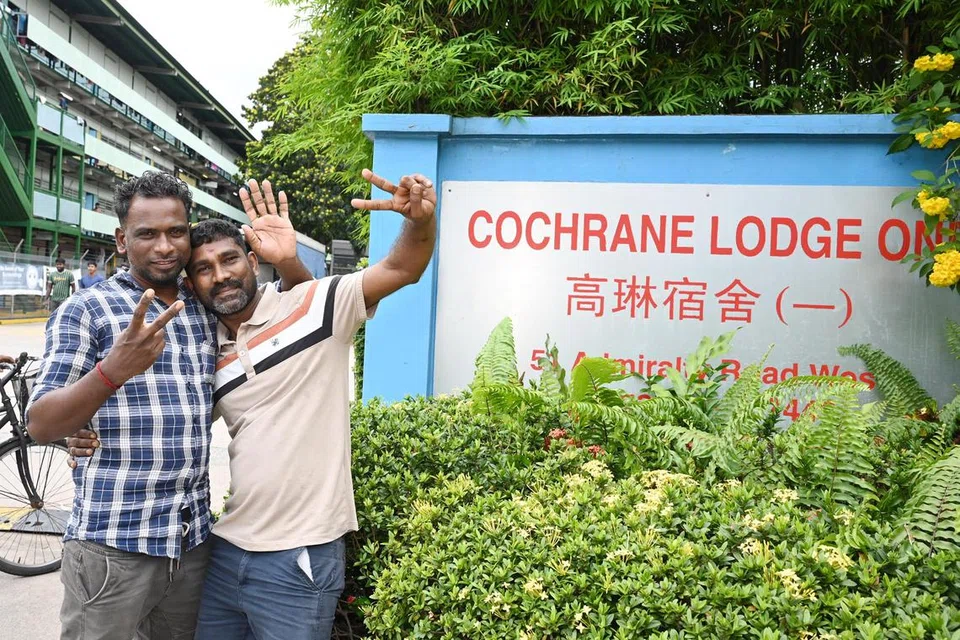ஆறு ஆண்டுகளாக கோக்ரன் லாட்ஜ் 1ல் தங்கியிருக்கும் கருப்பையா நாகராஜன், 41 (இடம்), சாமிக்கண்ணு அழகர்சாமி, 35, இருவரும் விரைவில் புதிய இடத்திற்கு மாறுகின்றனர்.