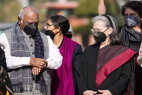 நாடாளுமன்றத்திற்கு சோனியா காந்தி, மல்​லி​கார்​ஜுன கார்கே ஆகியோர் முகக்கவசம் அணிந்து வந்து போராட்டத்தில் ஈடுபட்டனர்.