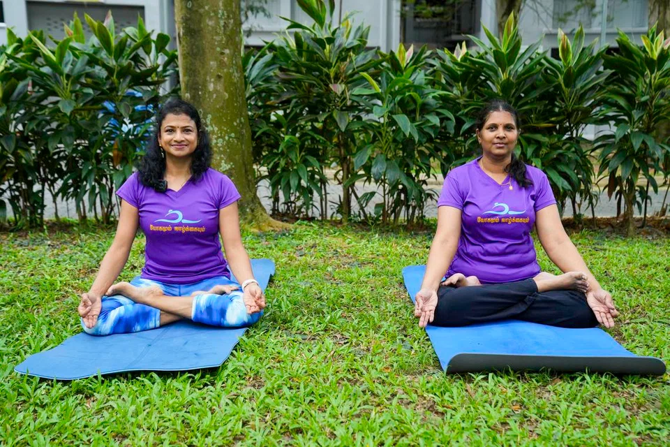 யோகப் பயிற்சியில் ஈடுபட்டிருக்கும் இல்லத்தரசி சுகன்யா ரகோத்தமனும் (வலது) பயிற்றுநர் பிரியா சுவாமிநாதனும்.