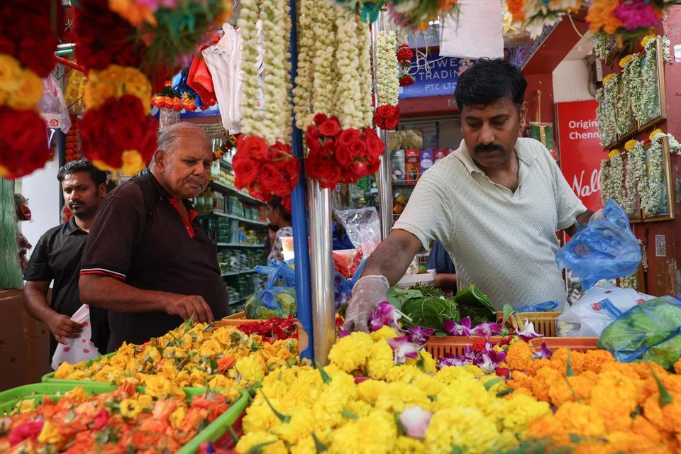 லிட்டில் இந்தியாவில் சித்திரைப் புத்தாண்டிற்காகப் பூக்களை வாங்கும் வாடிக்கையாளர்கள்.