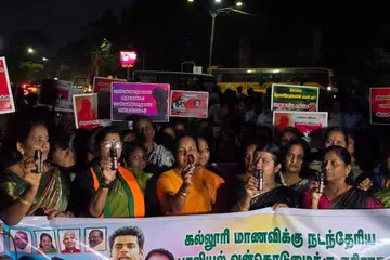 கூட்டுப் பாலியல் வன்கொடுமையைக் கண்டித்து கோவையில் ஆர்ப்பாட்டத்தில் ஈடுபட்ட பாஜக மகளிரணித் தலைவி வானதி சீனிவாசன்.