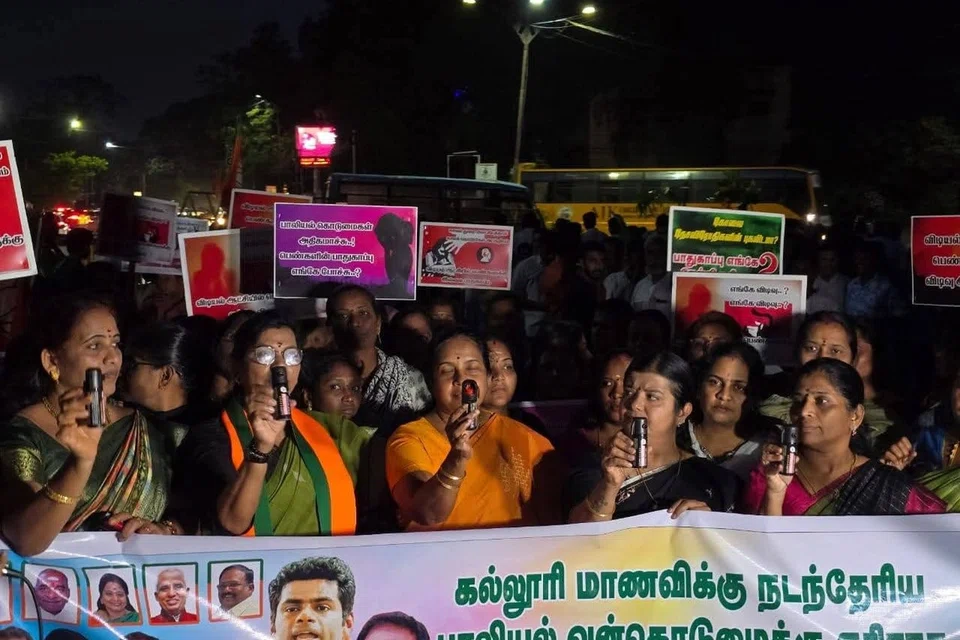 கூட்டுப் பாலியல் வன்கொடுமையைக் கண்டித்து கோவையில் ஆர்ப்பாட்டத்தில் ஈடுபட்ட பாஜக மகளிரணித் தலைவி வானதி சீனிவாசன்.