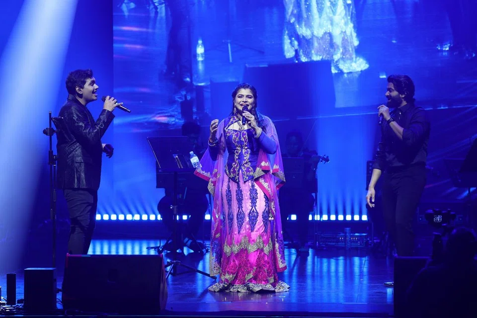 ‘சுவாரே’ நிறுவனம் வழிநடத்திய ‘முத்தமழை’ இசை நிகழ்ச்சியில் (இடமிருந்து) ஸ்ரீகாந்த் ஹரிஹரன், சின்மயி ஸ்ரீபாதா, ஆனந்த் அரவிந்தாக்‌‌ஷன்.