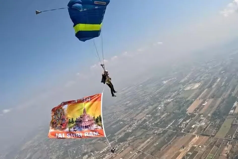 கொடியுடன் குதித்த ராஜ்குமார்.