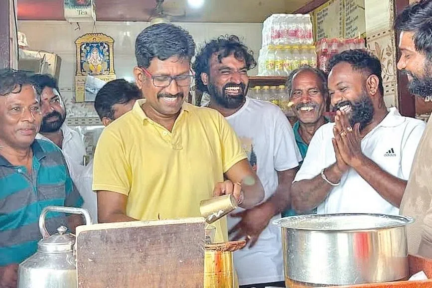 தேநீர் தயாரித்து ‘விசில்’ சின்னத்திற்கு வாக்கு சேகரித்த தவெக வேட்பாளர்