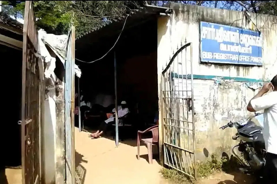 விழுப்புரம், கள்ளக்குறிச்சி, திருவள்ளூர், காஞ்சிபுரம் ஆகிய மாவட்டங்கள் உள்ளிட்ட தமிழகத்தின் பல பகுதிகளில் உள்ள பத்திரப் பதிவு அலுவலகங்களில் லஞ்ச ஒழிப்புத்துறை அதிகாரிகள் கடந்த திங்கட்கிழமை அதிரடிச் சோதனை மேற்கொண்டனர். 