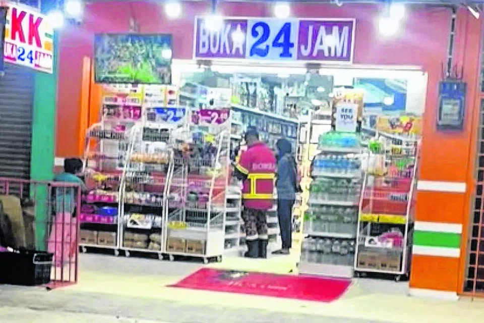 குவாந்தானில் உள்ள ‘கேகே சூப்பர்மார்ட்’ பல்பொருள் அங்காடி ஒன்றுக்குள் சனிக்கிழமை பெட்ரோல் வெடிகுண்டு வீசப்பட்டது.