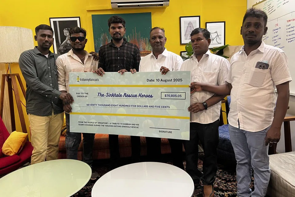 புதைகுழியிலிருந்து பெண்ணைக் காப்பாற்றிய (இடமிருந்து) கணேசன் வீரசேகர், அன்பழகன் வேல்முருகன், பூமாலை சரவணன், சாத்தப்பிள்ளை ராஜேந்திரன், ஆறுமுகம் சந்திரசேகரன், பிச்சை உடையப்பன் சுப்பையா. மற்றொருவரான அஜித் குமார் படத்தில் இல்லை.
