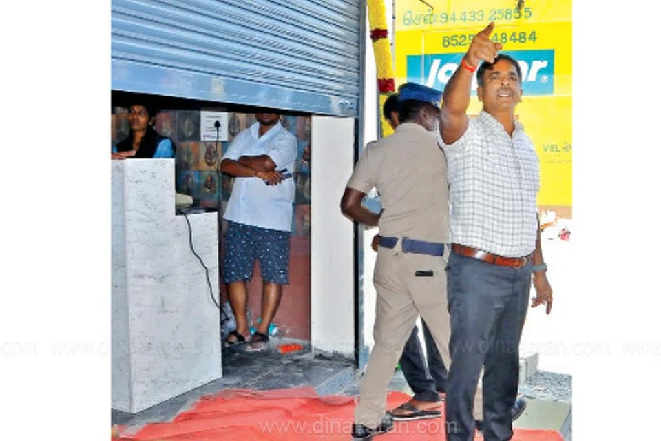 உணவகத்துக்கு வந்தவர்களை அவதிக்கு ஆளானதாகக் கூறிய மாவட்ட ஆட்சியர் குமாரவேல் பாண்டியன், பொதுமக்களை கலைந்து செல்லும்படியும் கடைக்கு சீல் வைக்கும்படியும் உத்தரவிட்டார்.