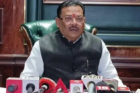 மகாராஷ்டிர மாநில அமைச்சர் சஞ்சய் சிர்சாத்தின் அறிவியல் ஆதாரமற்ற மகாராஷ்டிரா பேச்சுக்கு எதிர்க்கட்சிகளும் சமூக ஊடகங்களும் கண்டனம் தெரிவித்து வருகின்றன.