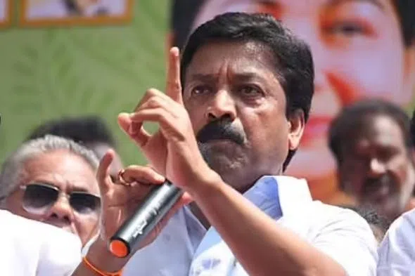 அதிமுக இரு தனிக்கூட்டங்கள்; கட்சியில் பிளவு எனத் தகவல்