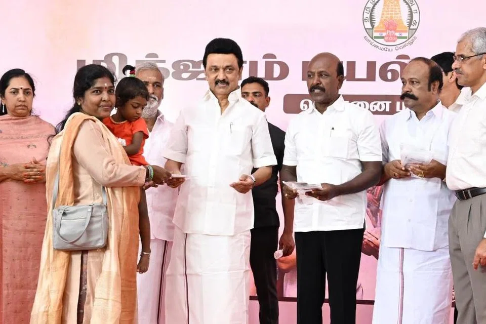 சென்னை வேளச்சேரியில் மிச்சாங் புயல் மற்றும் கனமழையால் பாதிக்கப்பட்டவர்களுக்கு ரூ.6,000 நிவாரணத் தொகையை முதல்வர் ஸ்டாலின் வழங்கினார்.