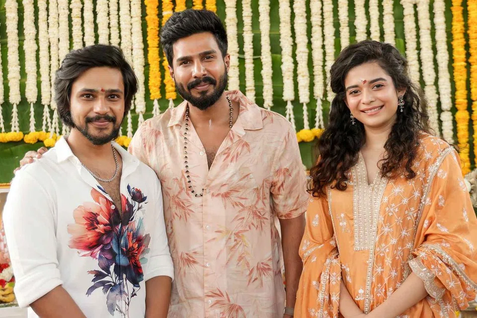 ‘ஓஹோ எந்தன் பேபி’ படப் பூசையில் ருத்ரா, மிதிலாவுடன் விஷ்ணு விஷால்.
