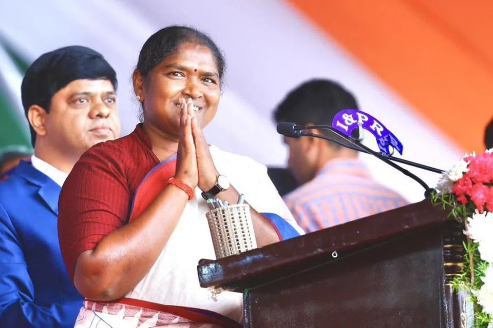 அமைச்சராகப் பொறுப்பேற்ற அனுசூய சீதக்கா.