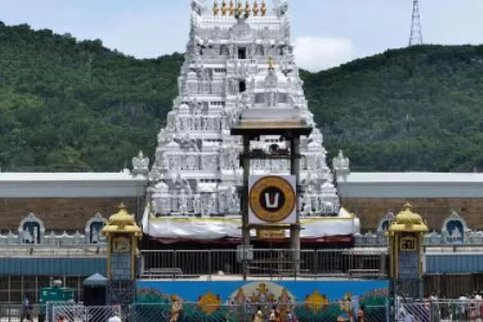  மலைப்பாதை வழியாக நடந்து செல்லும் பக்தர்கள் கூட்டமாக செல்லுமாறு கோயில் நிர்வாகம் அறிவுறுத்தியுள்ளது.