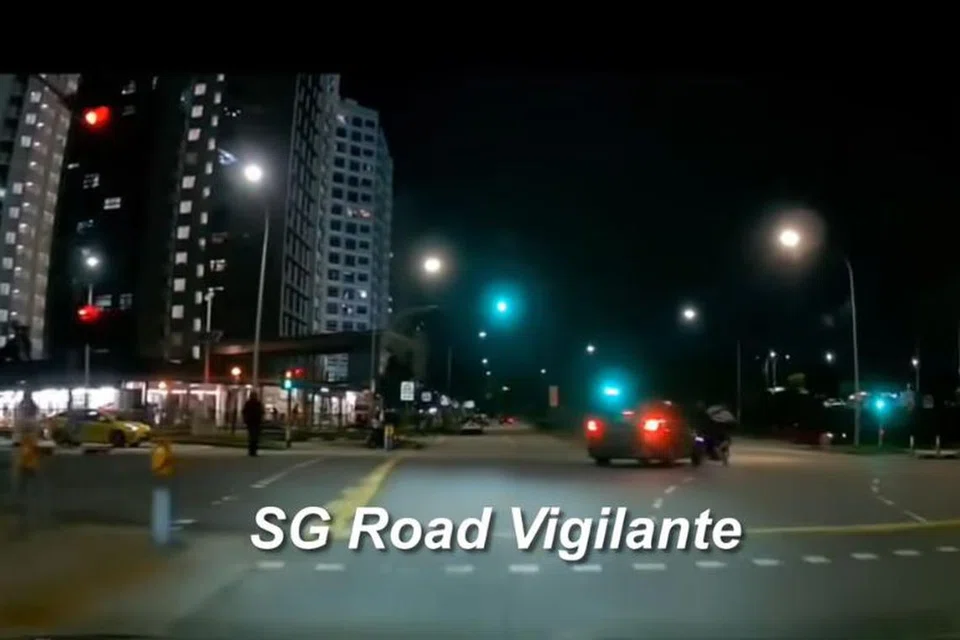 மின்விளக்குச் சந்திப்பில் கார்மீது மின்சைக்கிள் மோதியது.