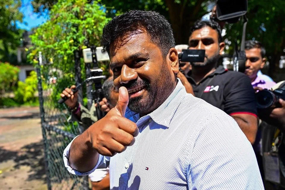 இலங்கை மார்க்சிஸ்ட் அதிபர் வேட்பாளர் அனுரா குமாரா திசநாயக (நடுவில்) செப்டம்பர் 21ஆம் தேதி கொழும்பில் வாக்களிப்பதற்காக வாக்களிப்பு நிலையத்திற்கு வந்தார்.