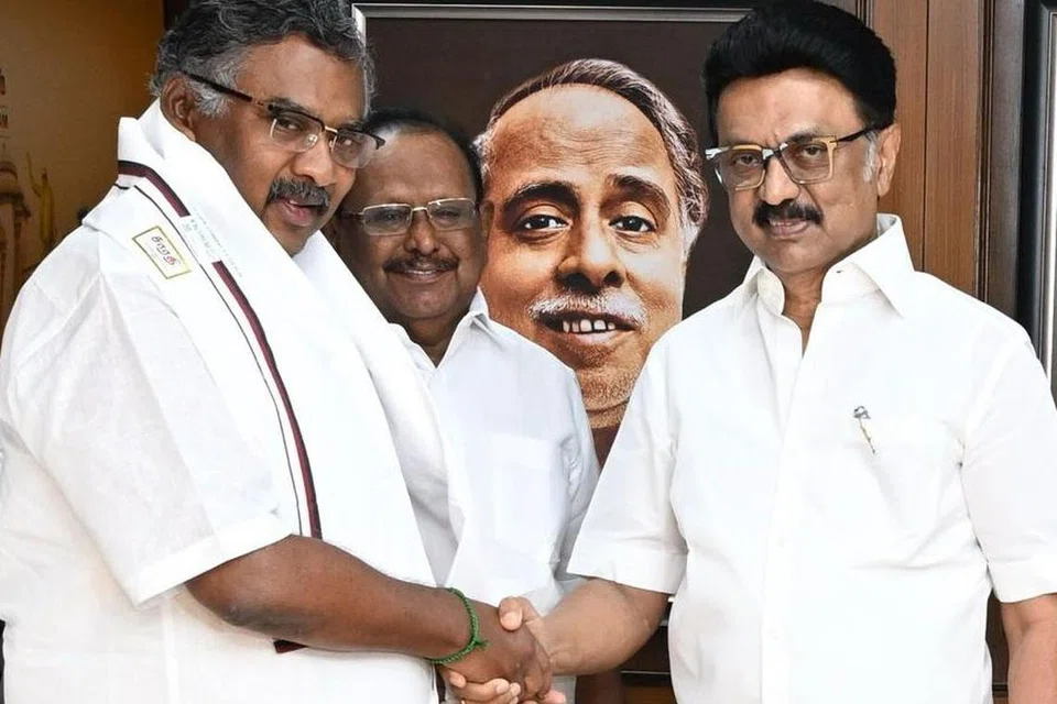தமிழக முதல்வர் ஸ்டாலின் முன்னிலையில் திமுகவில் இணைந்த கார்த்திக் தொண்டைமான் (இடது). உடன் அமைச்சர் எஸ். ரகுபதி.