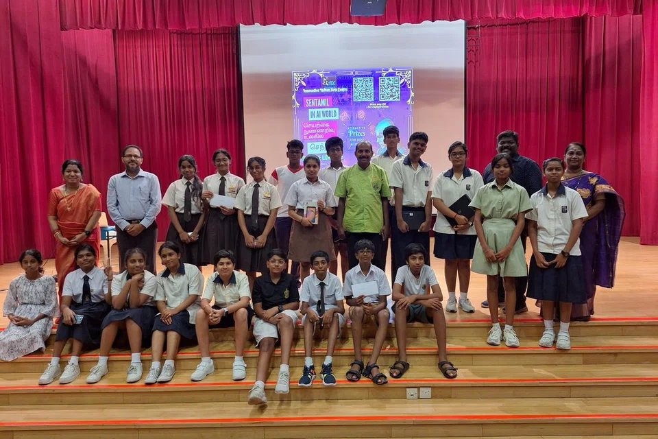 ‘செயற்கை நுண்ணறிவு உலகில் செந்தமிழ்’ பயிலரங்கில் பங்குபெற்ற மாணவர்கள், ஆசிரியர்கள், நடுவர்கள், மற்றும் புத்தாக்க இந்தியக் கலையகத்தின் தலைவரும் நிகழ்ச்சியின் ஏற்பாட்டாளருமான சி. குணசேகரன்.
