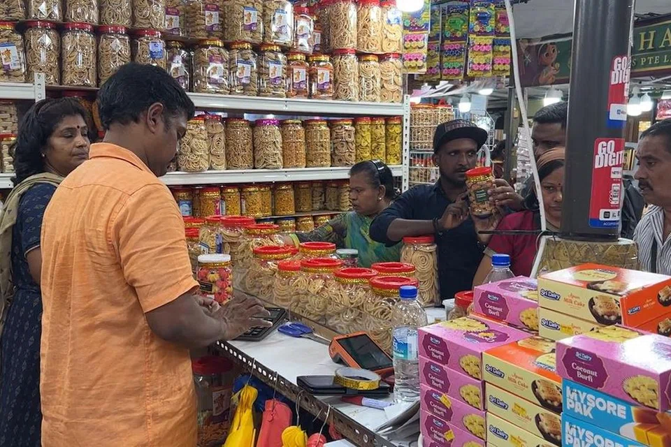 பலகாரக் கடைகள்.