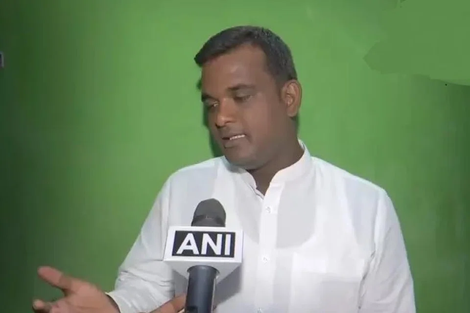 தவெக கட்சியின் செய்தித் தொடர்பாளர் வீர விக்னேஷ்வரன். 