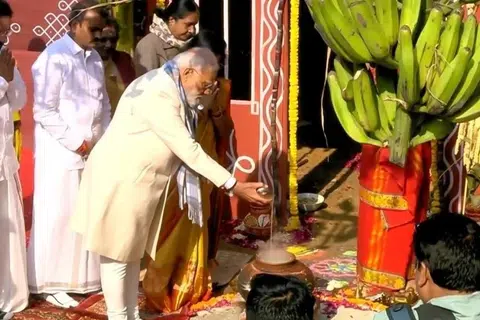 அமைச்சர் எல்.முருகன் வீட்டில் பொங்கல் வைத்த இந்தியப் பிரதமர் மோடி, பொங்கல் உலகப் பண்டிகை என்றார்.