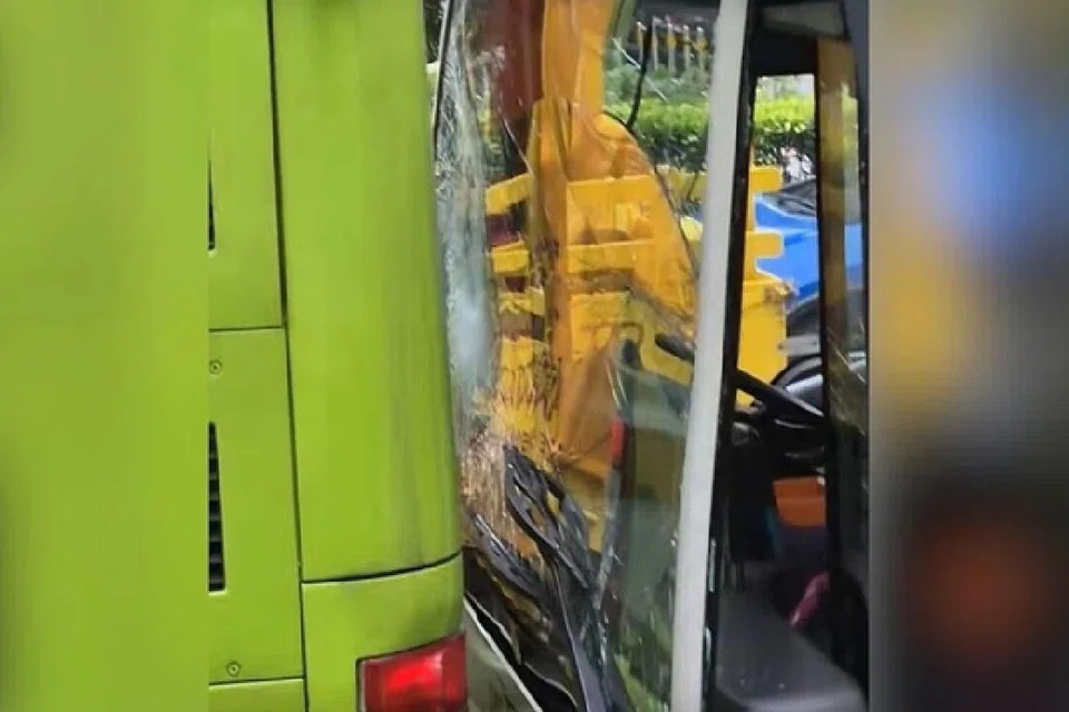 ஹில் ஸ்திரீட்டை நோக்கிச் செல்லும் விக்டோரியா ஸ்திரீட்டில் இரண்டு பேருந்துகள் விபத்துக்குள்ளானதாக ஜனவரி 6ஆம் தேதி காலை 7.55 மணிக்குத் தகவல் கிடைத்தது எனக் காவல்துறை தெரிவித்தது.
