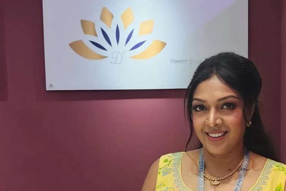 நுணுக்கமான கலை வேலைப்பாடுகள் செய்யும் பத்தர் குடும்பத்தில் பிறந்தது பெருமை என்றார் ரஞ்சினிஸ்.