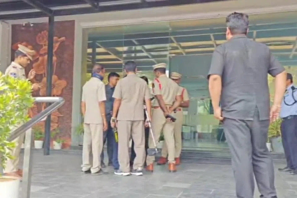 சோதனை நடவடிக்கைகளின்போது சந்தேகத்திற்கிடமான எந்தப் பொருள்களையும் காவலர்கள் கண்டுபிடிக்கவில்லை எனக் கூறப்பட்டது.