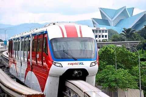 ரயில் சேவை இயல்புநிலைக்குத் திரும்பியதாகப் பின்னர் தெரிவிக்கப்பட்டது.