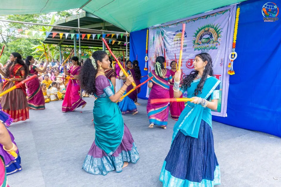 பாரம்பரியக் கலையான கோலாட்டம்.
