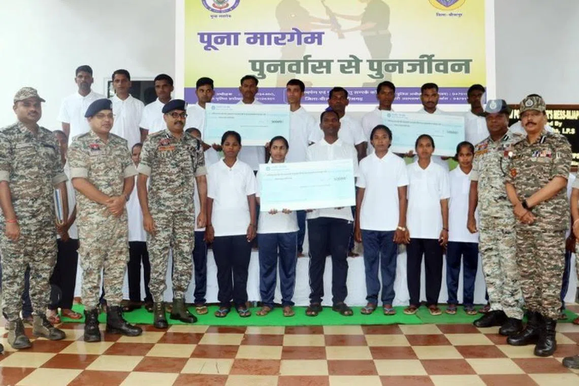 சத்தீஸ்கரில் 66 நக்சலைட்கள் சரண்; மறுவாழ்வுக்குத் திரும்பியவர்களுக்கு உதவி