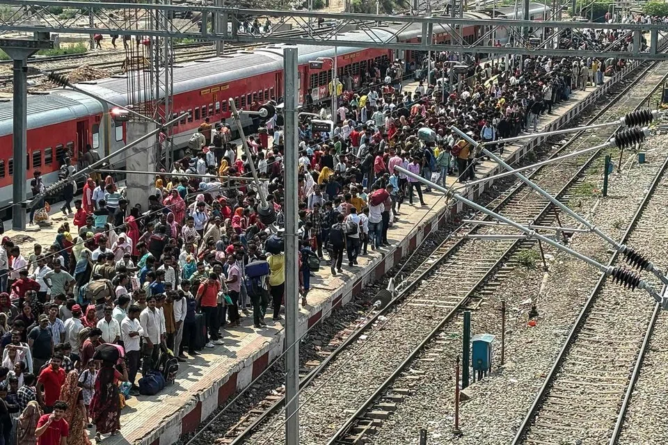 போர்ப் பதற்றம் காரணமாக, ஜம்முவில் இருந்து கூட்டம் கூட்டமாக மக்கள் வெளியேறி வருகின்றனர். சனிக்கிழமை (மே 10) ரயில்களில் இடம்பிடிக்க ஜம்மு தாவி ரயில் நிலையத்தில் போராடும் மக்கள்.