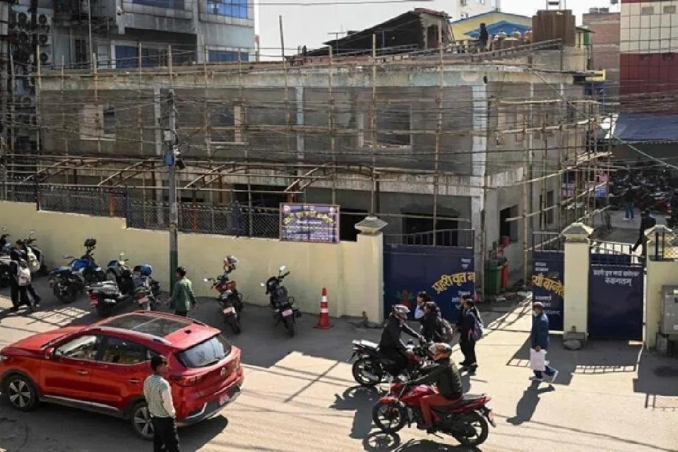 உயிரிழந்தவர்களில் இதுவரை ஒன்பது பேர் மட்டுமே அடையாளம் காணப்பட்டுள்ளதாகத் தெரிவித்த நேப்பாளக் காவல்துறையினர், அந்தப் பேருந்தில் மொத்தம் 44 பேர் பயணம் செய்ததாகக் கூறினர்.
