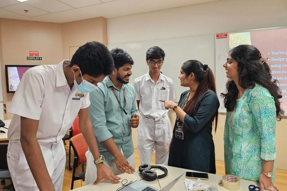 தமிழ் வினாடி வினாவிற்குப் பதில் தேடும் உயர்நிலைப் பள்ளி மாணவர்களும் தமிழ் இலக்கிய மன்றத்தின் உறுப்பினர்களும்.