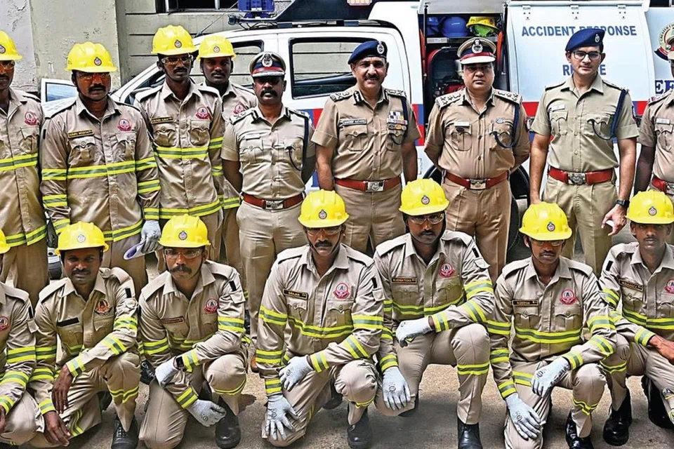வேப்பேரியில் உள்ள காவல் ஆணையர் அலுவலகத்தில், காவல் துறைக்கு புதிதாக வழங்கப்பட்ட `வீரா’ என்ற நவீன மீட்பு வாகனத்தில் உள்ள கருவிகள் விபத்து நேரத்தில் எவ்வாறு செயல்படும் என்பதை காவல்துறையினர் விளக்கிக் காட்டினர். 