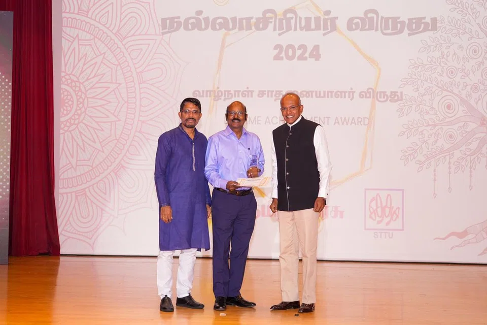 வாழ்­நாள் சாத­னை­யா­ளர் விரு­துபெற்ற முனைவர் எஸ்.பி. ஜெயராஜதாஸ் பாண்டியனுடன் (நடுவில்) உள்துறை, சட்ட அமைச்சர் கா. சண்முகம் (வலது), சிங்கப்பூர்த் தமிழாசிரியர் சங்கத் தலைவர் தனபால் குமார்.