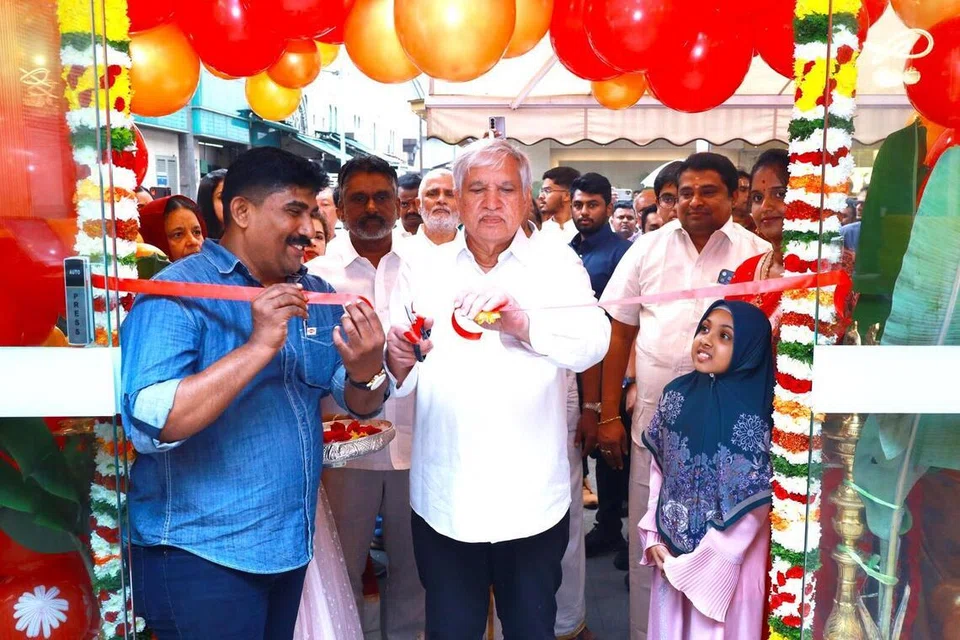 குமார் மெஸ் உணவகத்தின் மூன்றாவது கிளையைத் திறந்து வைத்த முஸ்தஃபா நிறுவனத்தின் நிர்வாக இயக்குநர் முஸ்தாக் அகமது.