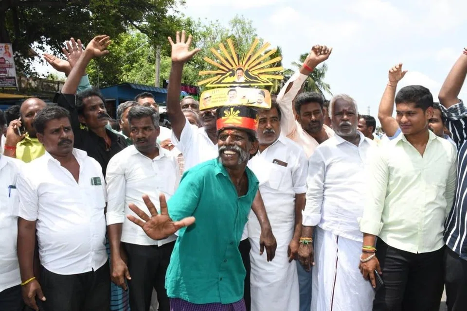 திமுகவின் பிரம்மாண்ட வெற்றியைத் தொடர்ந்து வாக்கு எண்ணிக்கை மையத்தைச் சுற்றிலும் தமிழ்நாடு முழுவதும் இனிப்புகளை வழங்கியும் பட்டாசுகள் வெடித்தும் ஆட்டம் பாட்டம் உற்சாகக் கொண்டாட்டத்தில் ஈடுபட்டனர் திமுக தொண்டர்கள். 