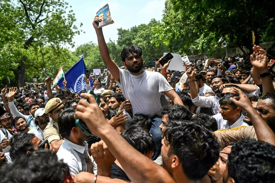 தலைநகர் டெல்லியில் எஸ்ஐஆர் நடவடிக்கைக்கு எதிராக அண்மையில் சிஜேபியும் மற்ற எதிர்க்கட்சிகளும் நடத்திய போராட்டங்களின்போது காவல்துறையினர் நடத்திய அதிரடி நடவடிக்கையால் பெரும் பரபரப்பு ஏற்பட்டது.