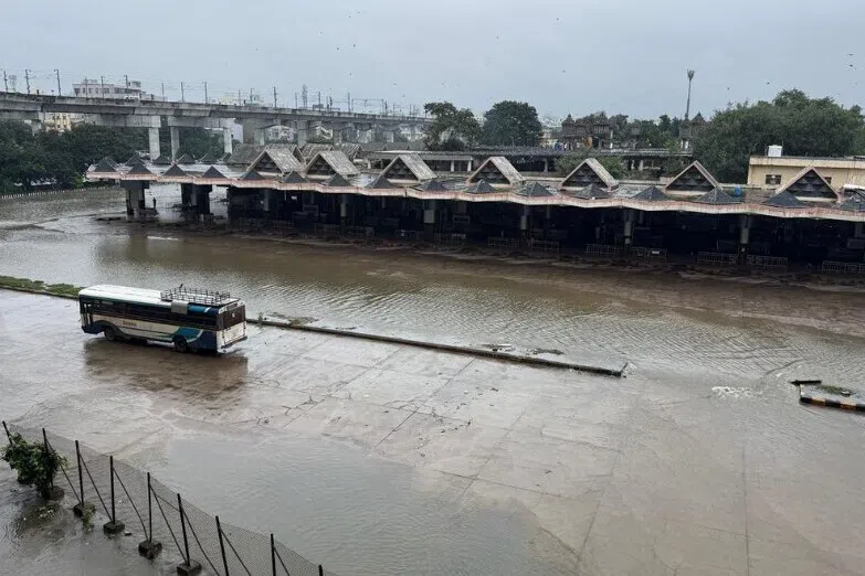 திரும்பிய பக்கமெல்லாம் வெள்ளம்; தத்தளிக்கிறது ஹைதராபாத்