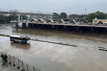 வெள்ளத்தில் சிக்கிய மகாத்மா காந்தி பேருந்து நிலையம்.