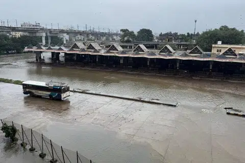 வெள்ளத்தில் சிக்கிய மகாத்மா காந்தி பேருந்து நிலையம்.