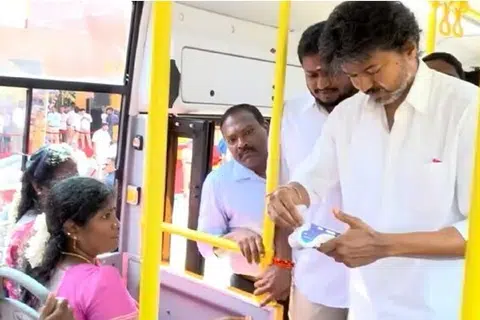 பெண் பயணிகளுக்கு பயணச்சீட்டு வழங்கிய முதல்வர் விஜய்.