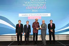 அதிபரிடமிருந்து விருது பெற்றுக்கொள்ளும் டாக்டர் எஸ்.வாசு. 