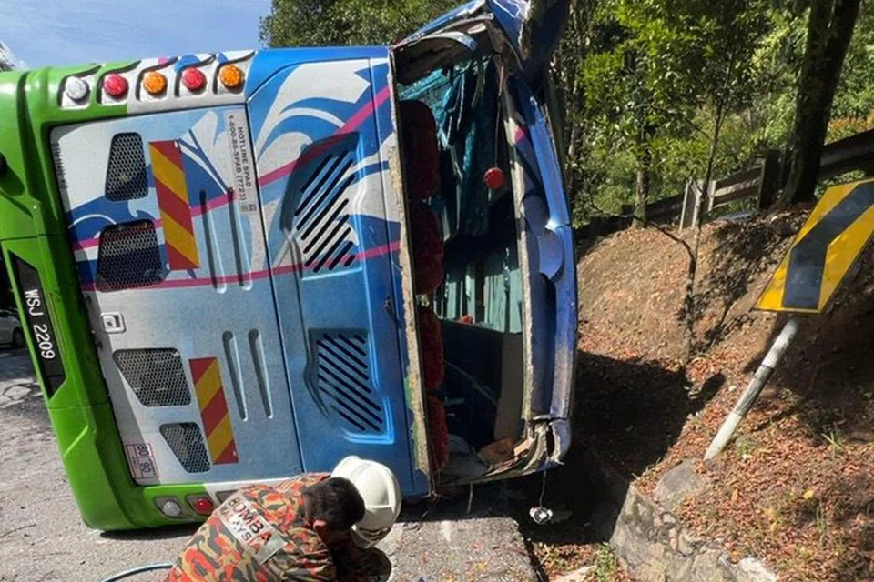 கெந்திங் மலையிலிருந்து இறங்கிக்கொண்டிருந்தபோது பேருந்து கவிழ்ந்தது.