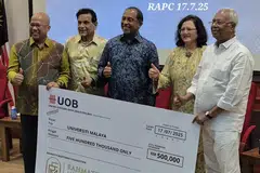 500,000 ரிங்கிட்டிற்கான மாதிரிக் காசோலையைத் திரு. முகம்மது முஸ்தபா, மலேசிய உயர் கல்வி அமைச்சரிடம் (நடுவில்) வழங்குகிறார்.