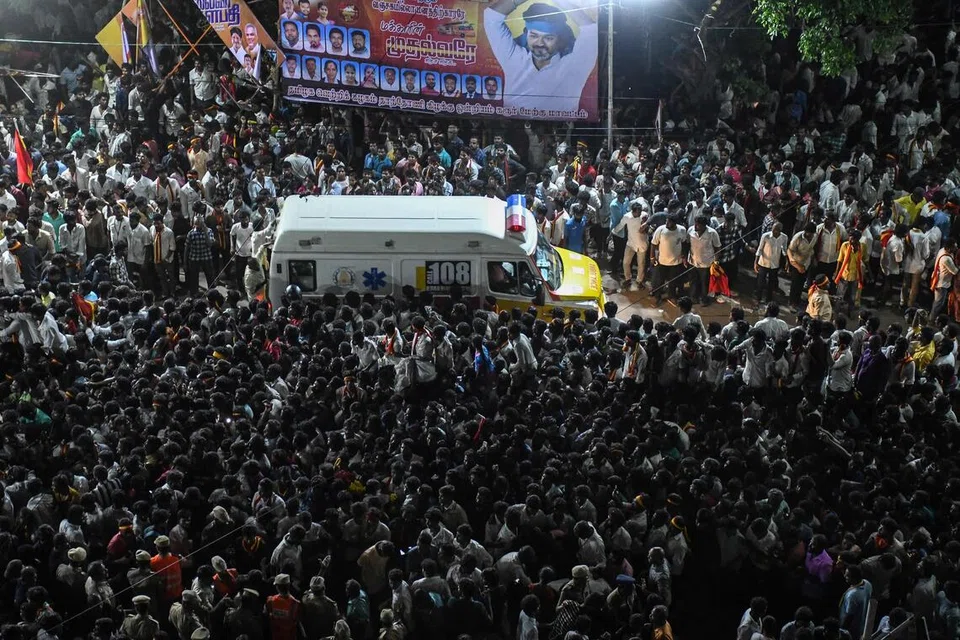 கூட்ட நெரிசலில் சிக்கிக் காயமுற்றவர்களை சனிக்கிழமை (செப்டம்பர் 27) மருத்துவமனைக்குக் கொண்டுசெல்லும் ஆம்புலன்ஸ்.