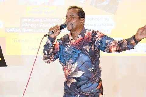 அண்மையில் நடந்தேறிய கலைநிகழ்ச்சியின்போது மேடையில் பல்வேறு ஆடைகளில் தோன்றிய பாடகர் கிருஷ்ணசாமி மருதையா. 